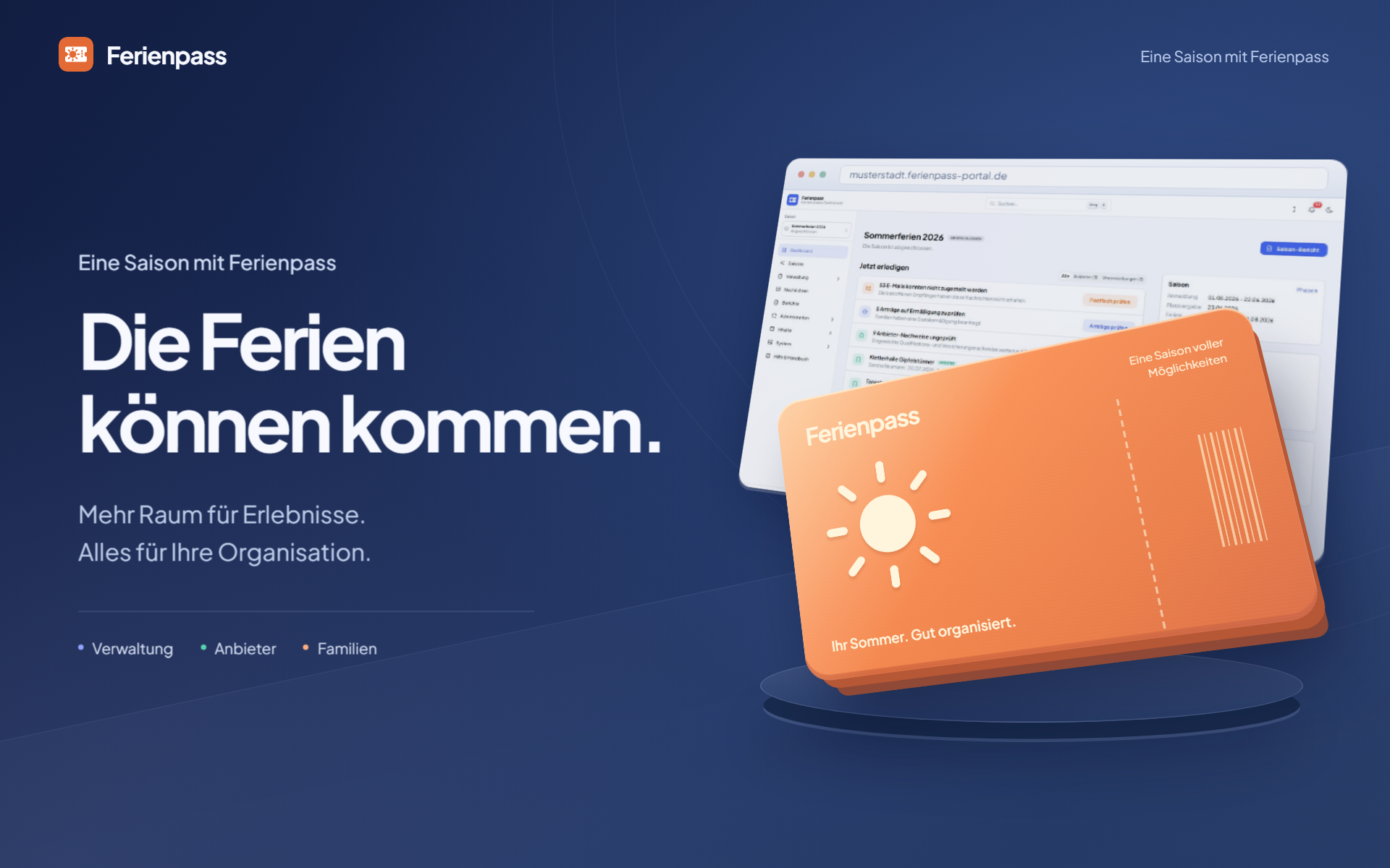 Standbild des Produktfilms: ein räumliches Ferienpass-Ticket vor der Anwendung auf indigoblauer Bühne. Der Titel lautet „Die Ferien können kommen.“
